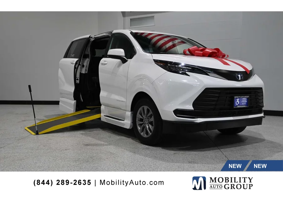 2025 Toyota Sienna LE 8-Passenger Hybrid FWD's photo