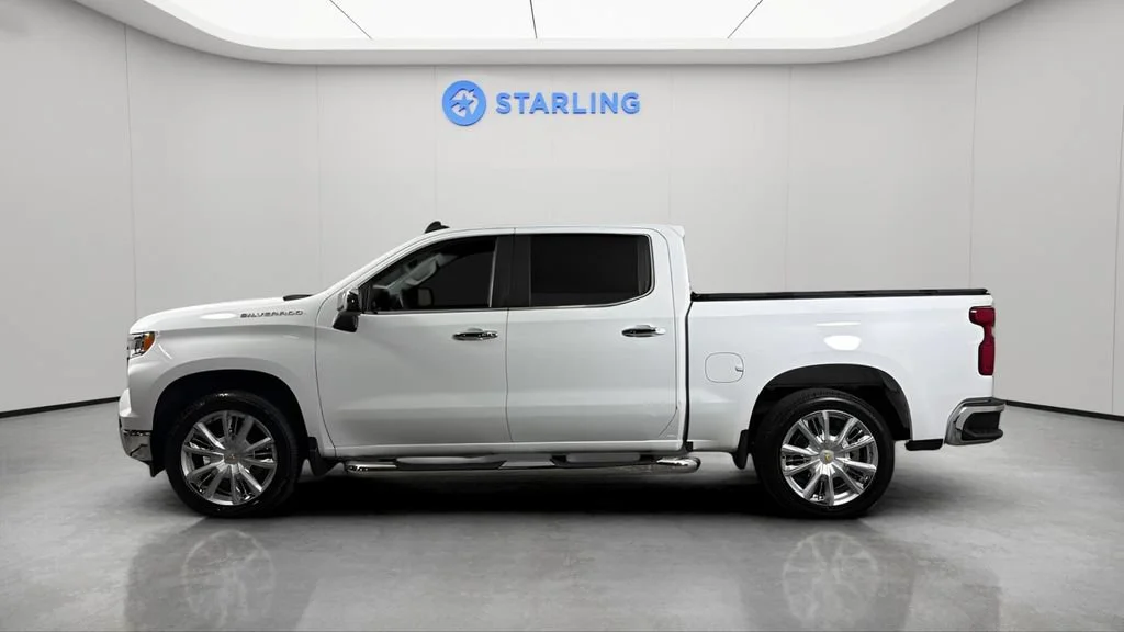 Used 2024 Summit White Chevrolet LT image 3