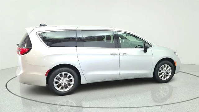 New 2026 Silver Mist Clear-Coat Exterior Paint Chrysler Select image 14