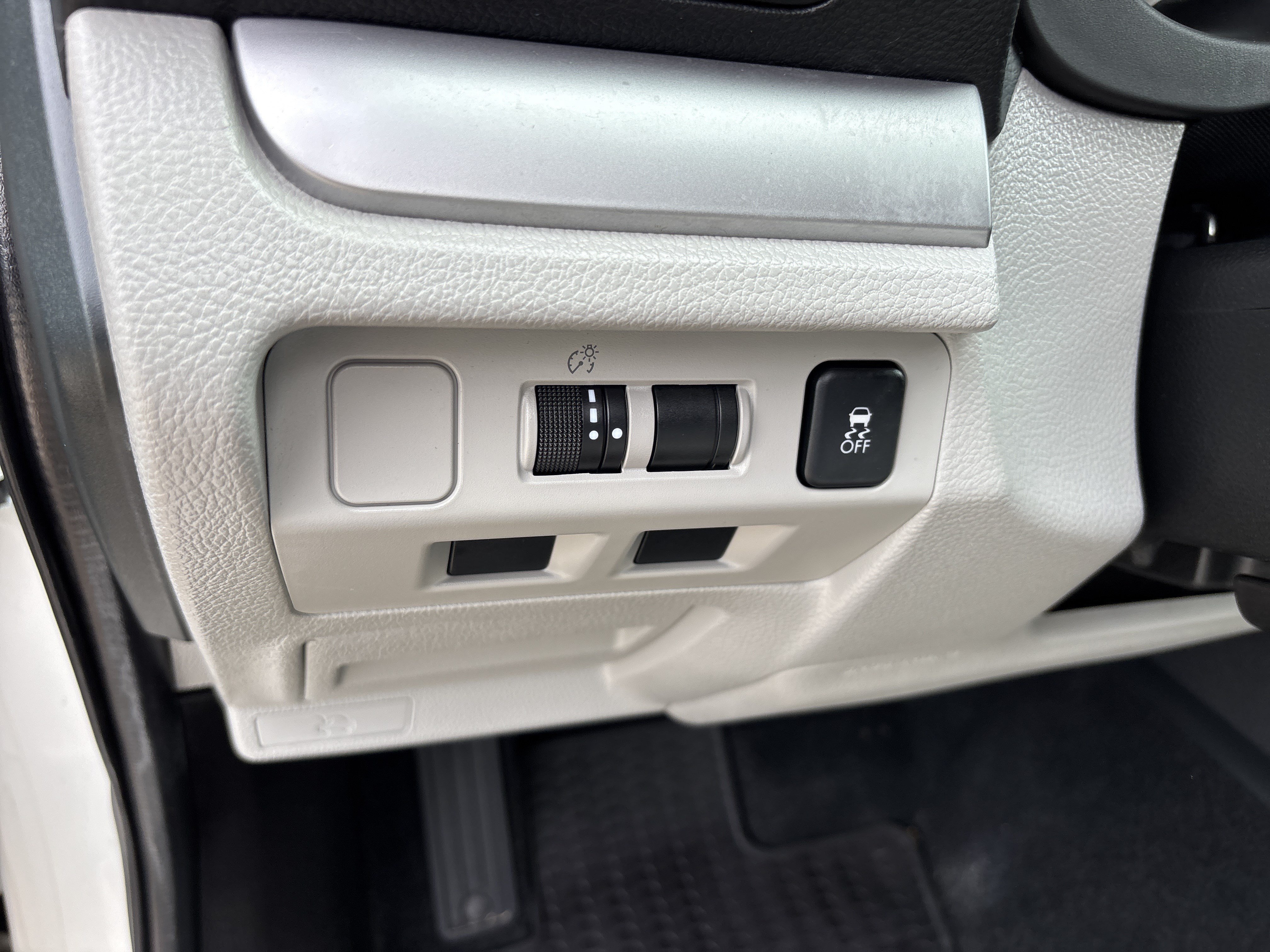 Used 2017 Crystal White Pearl Subaru 2.5i Premium AWD image 21