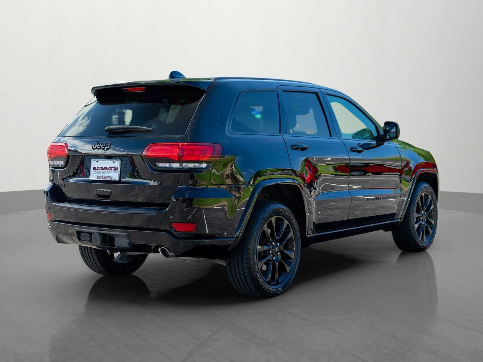 Used 2022 Diamond Black Crystal Pearlcoat Jeep Laredo X image 7