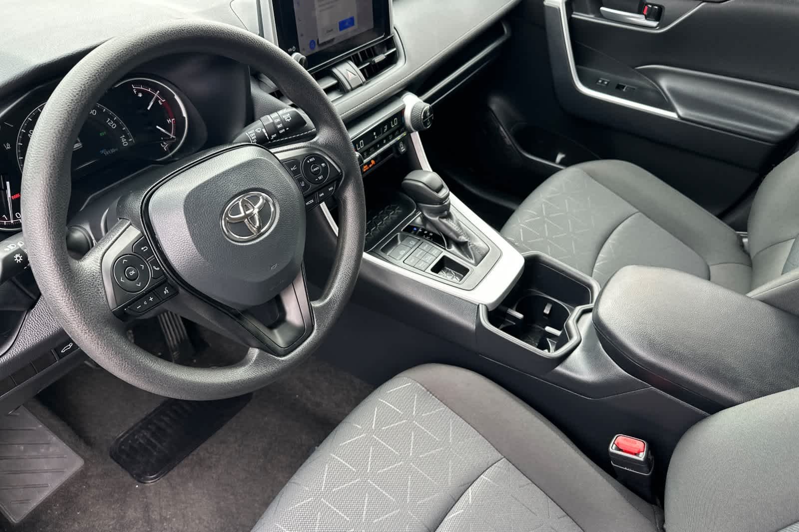 2025 Toyota RAV4 XLE - Photo 10