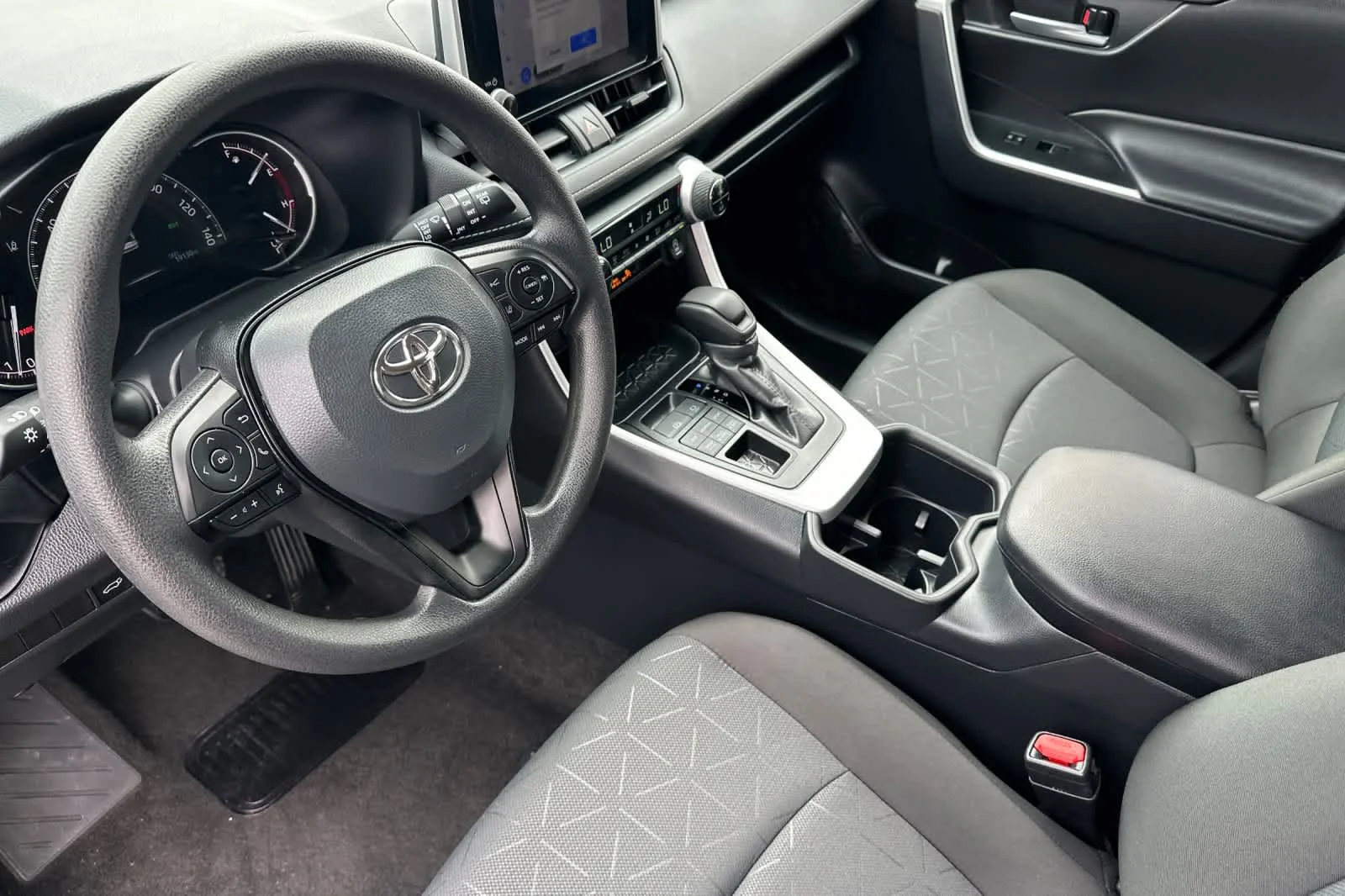 2025 Toyota RAV4 XLE - Photo 10