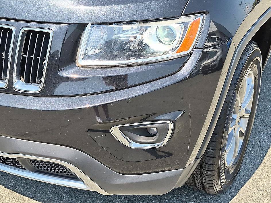 Used 2016 Brilliant Black Crystal Pearlcoat Jeep Limited image 9