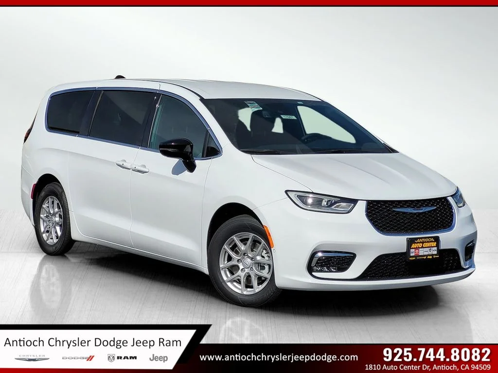 2026 Chrysler Pacifica Select's photo