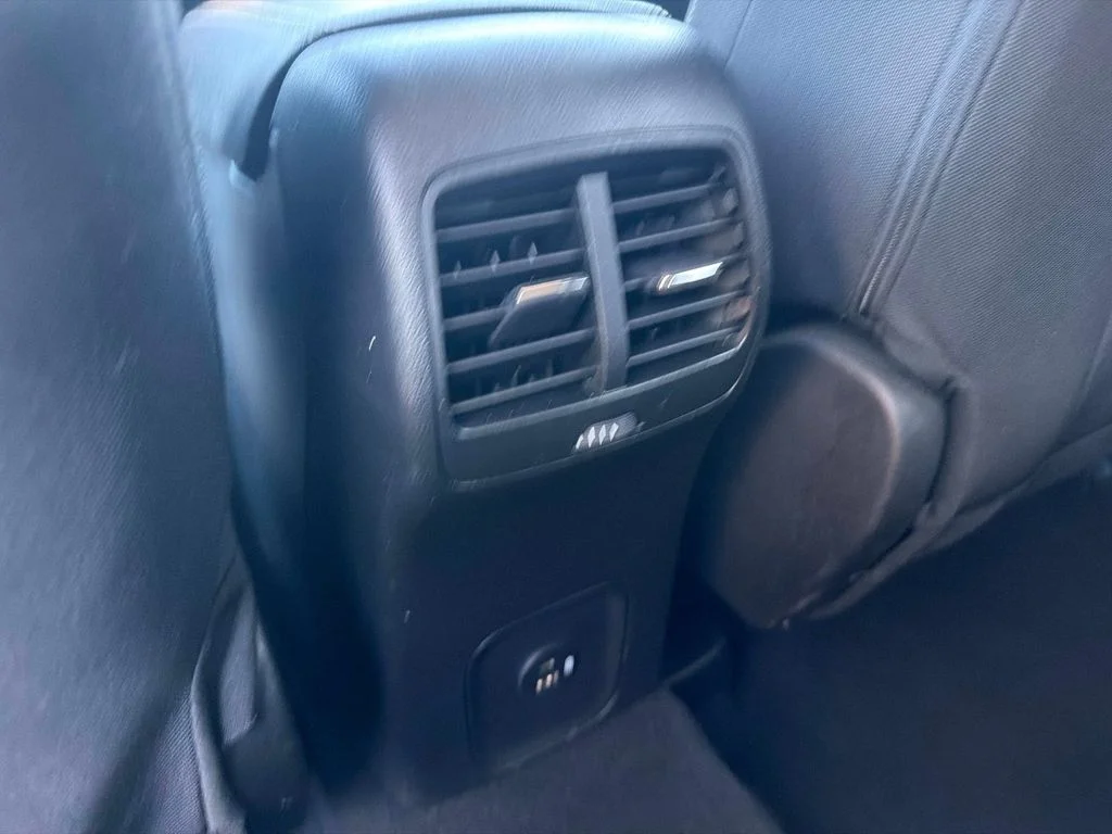 Used 2022 Red Ford SE image 17