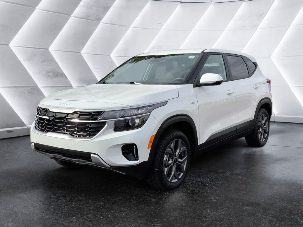 Used 2025 White Kia LX image 3
