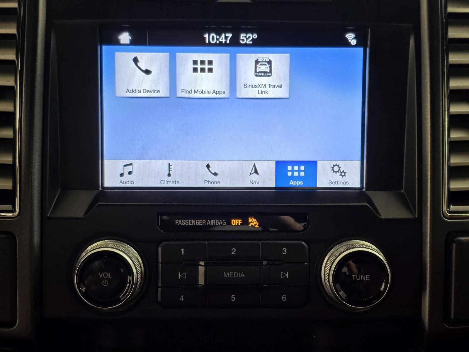 Used 2019 White Platinum Metallic Tri-Coat Ford Platinum image 41