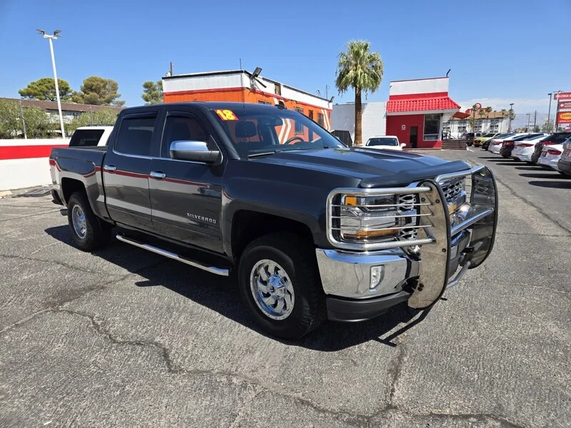 Used 2018 Graphite Metallic Chevrolet LT image 4