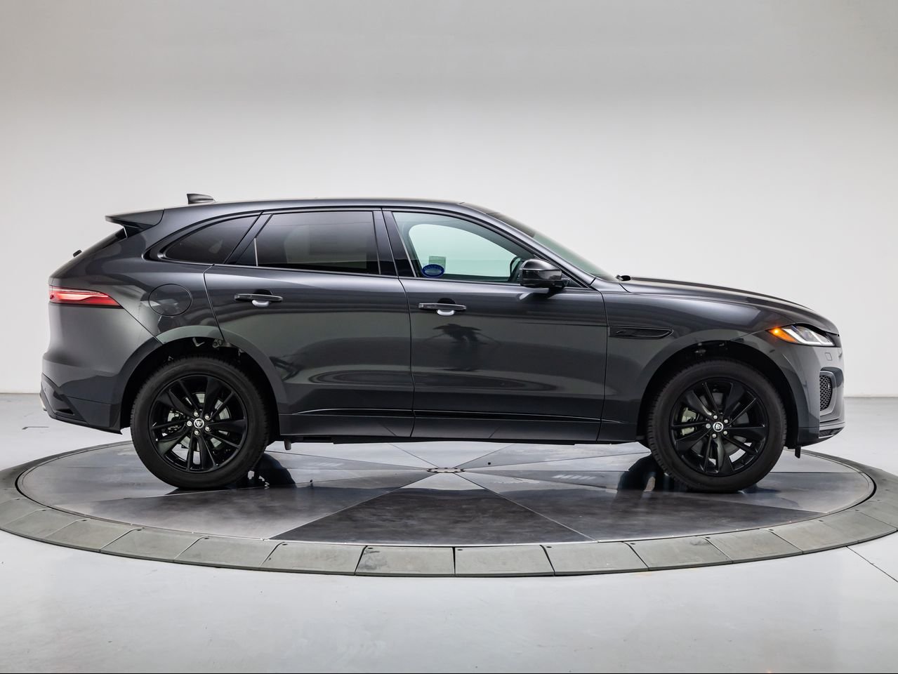2025 Jaguar F-PACE R-Dynamic S - Photo 6