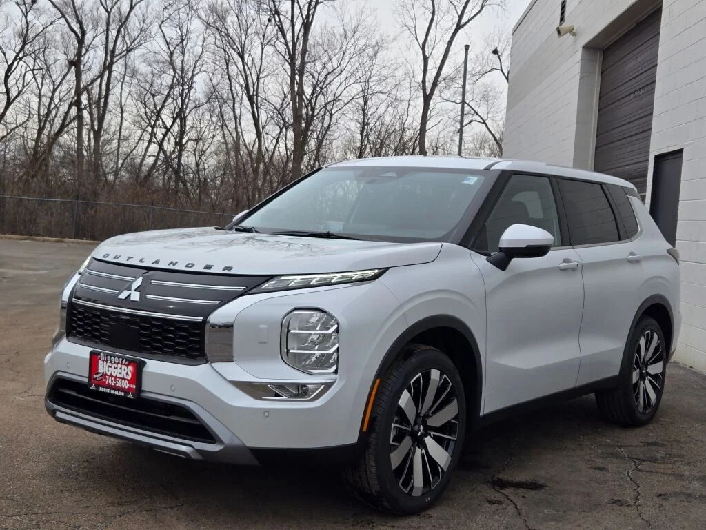 New 2026 White Mitsubishi SE image 3