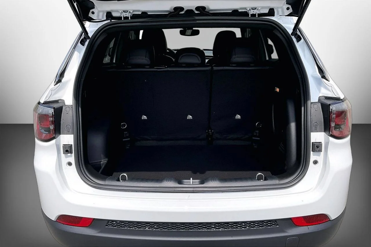 New 2026 Bright White Clearcoat Jeep Latitude image 20