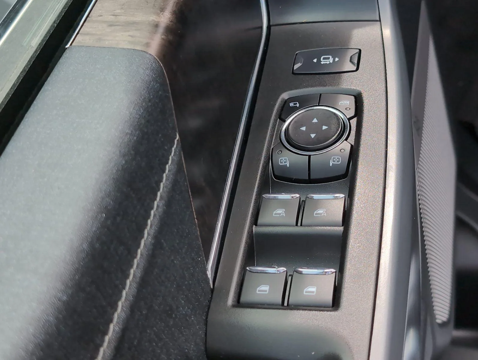 Used 2023 Iconic Silver Ford LARIAT image 20