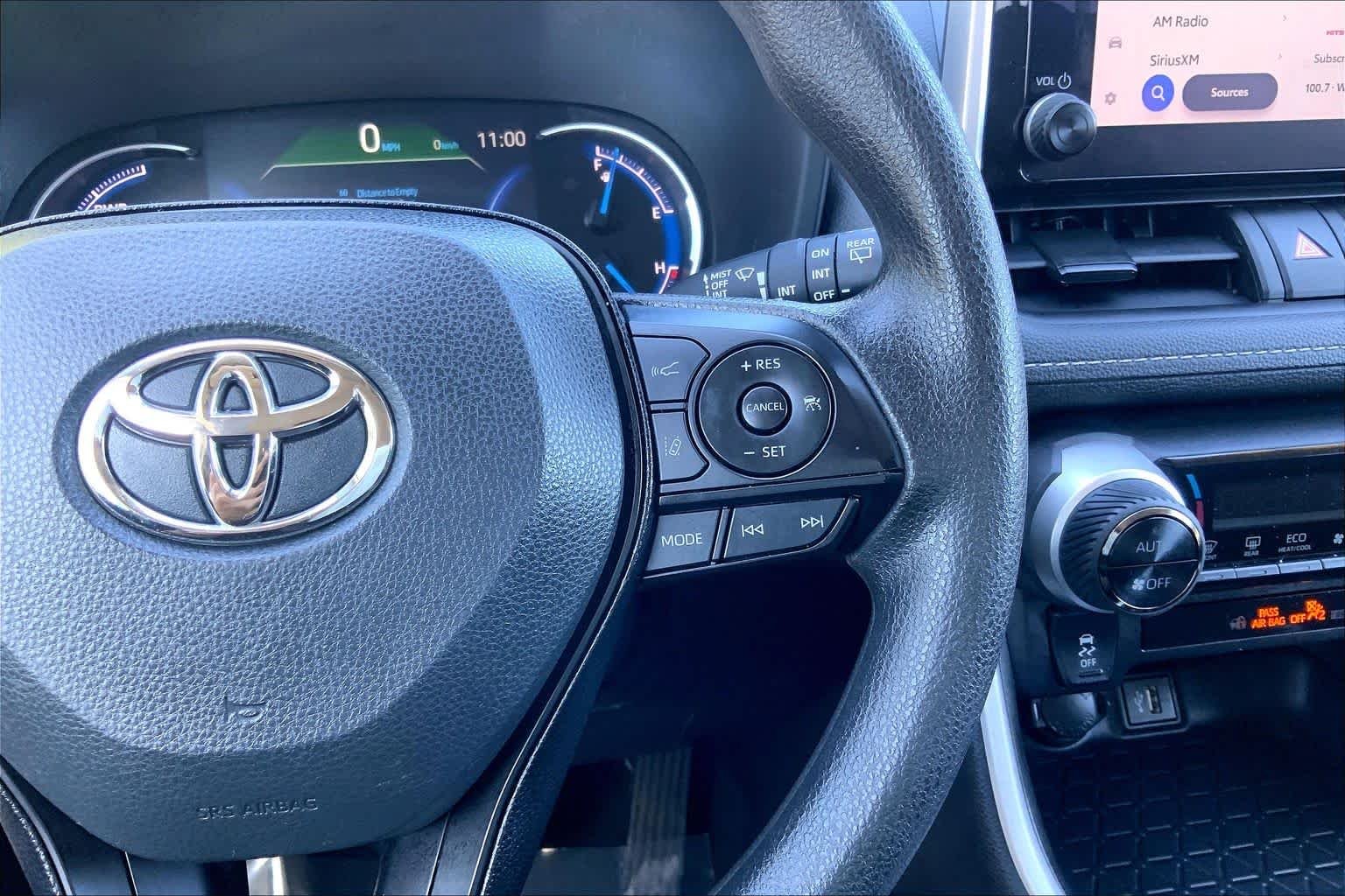 Used 2025 Ice Cap Toyota Hybrid XLE image 25