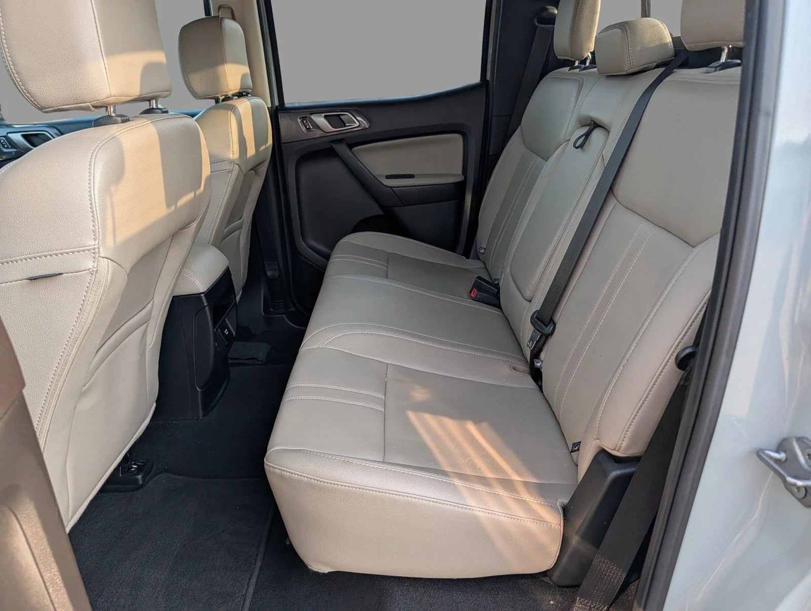 Used 2022 Cactus Gray Ford LARIAT image 31