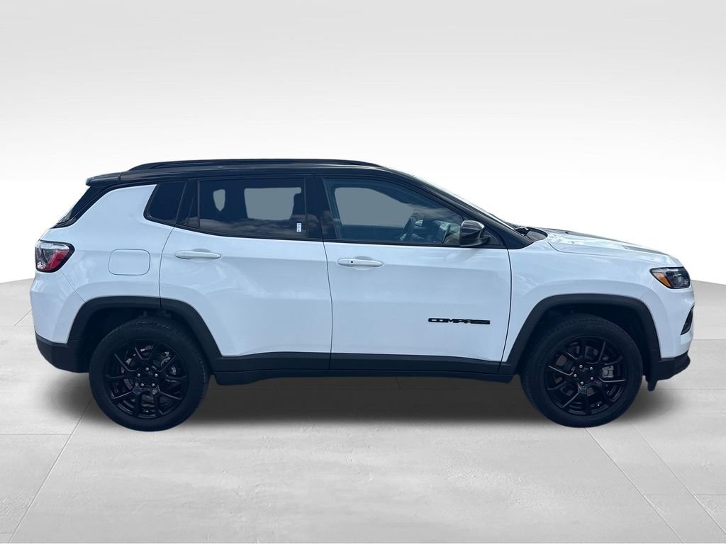 Used 2023 White Jeep Latitude image 7