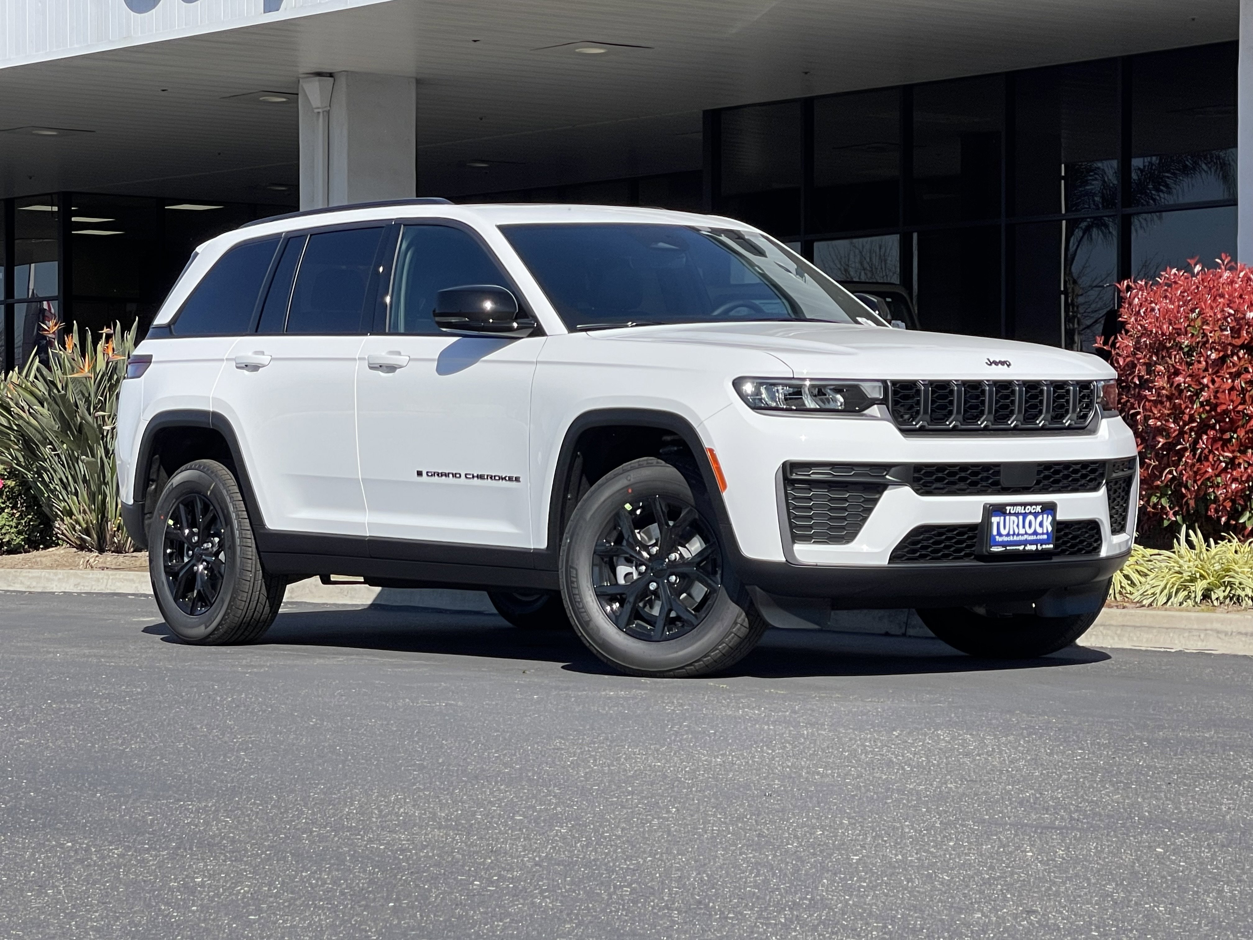 New 2026 Bright White Clear-Coat Exterior Paint Jeep Laredo Altitude image 2
