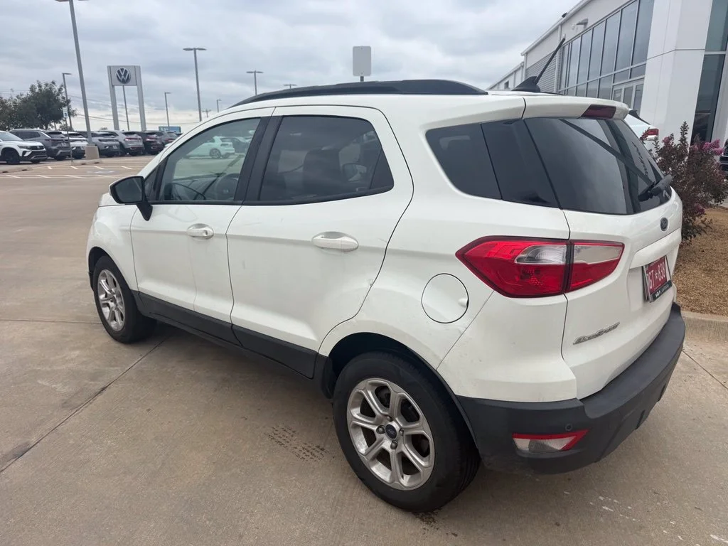 Used 2018 Diamond White Ford SE image 3