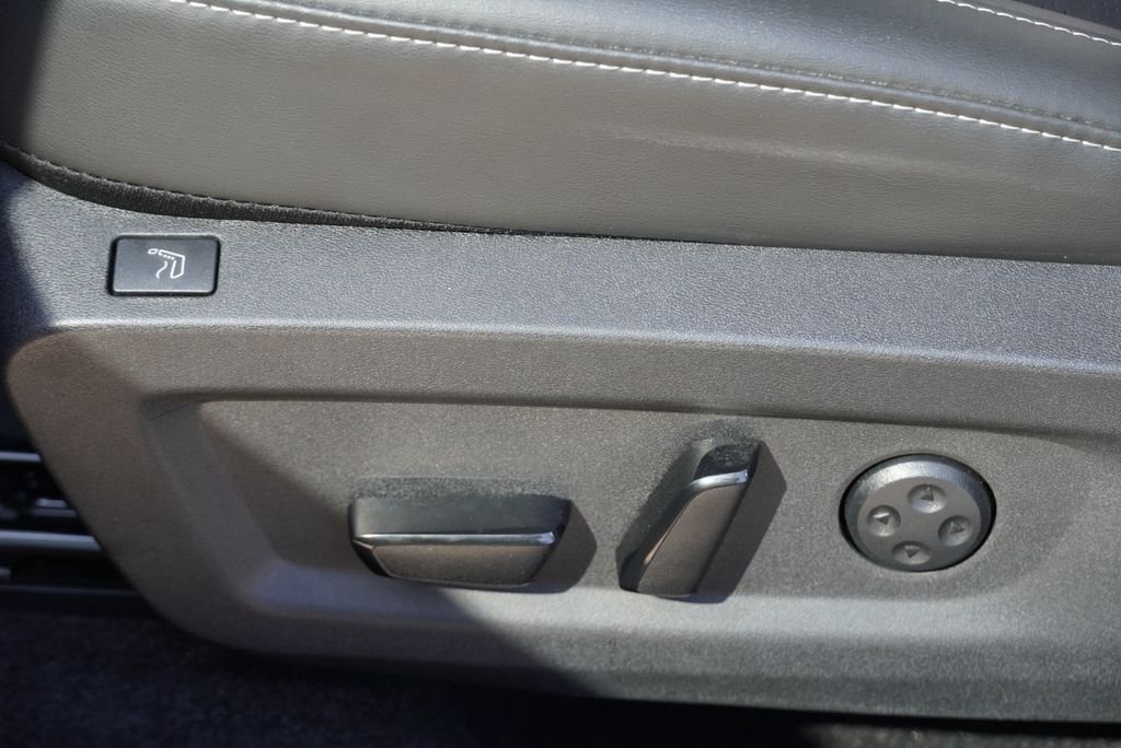 Used 2025 Black Nissan Platinum image 23