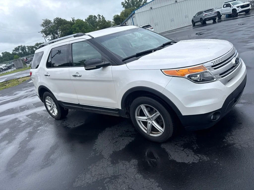 Used 2013 White Platinum Tri-Coat Metallic Ford XLT image 3