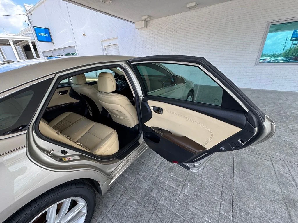 Used 2015  Toyota XLE Premium image 22