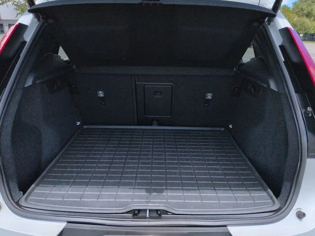Used 2021 White Volvo Momentum image 13