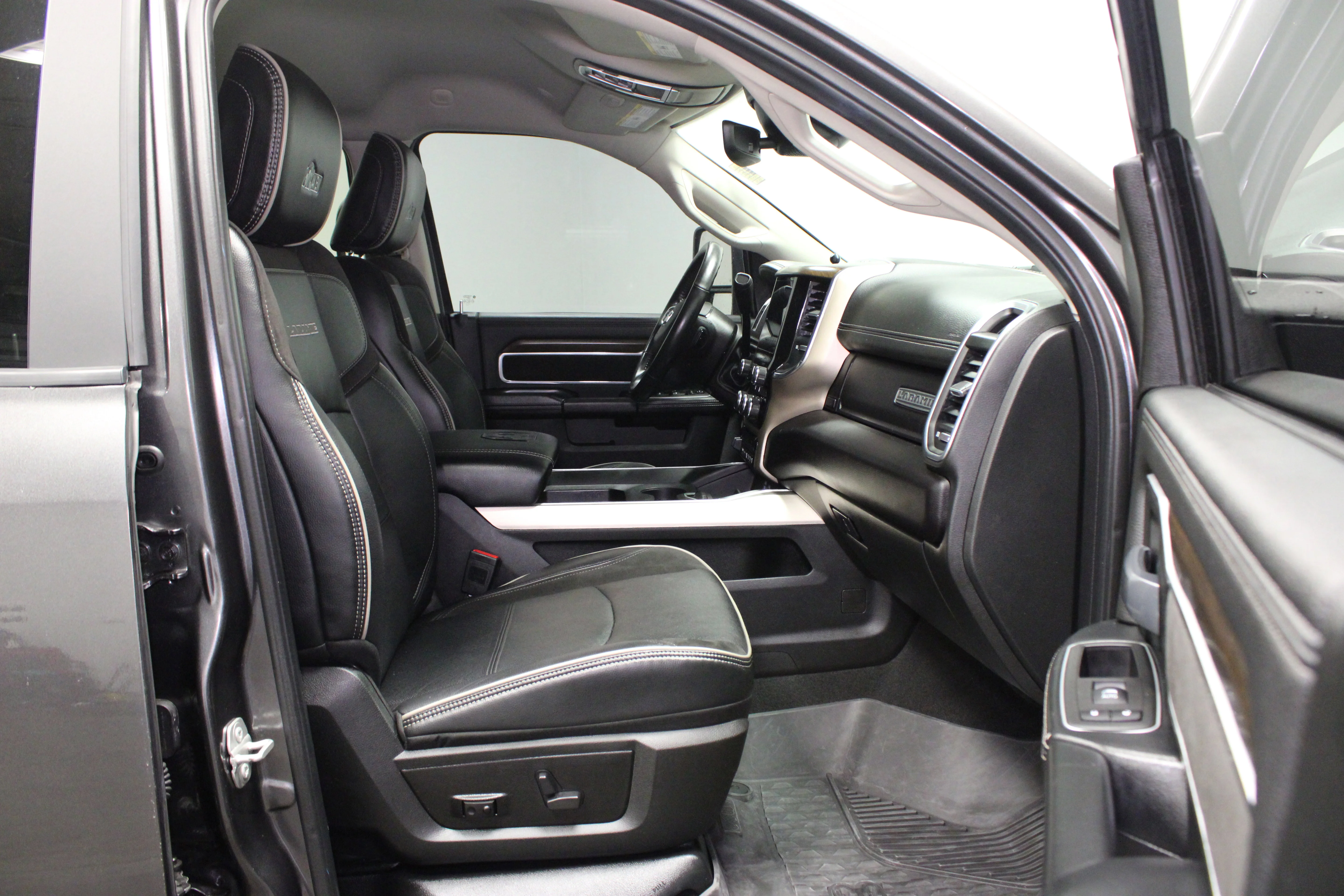 Used 2023 Granite Crystal Metallic Clearcoat Ram Laramie image 18