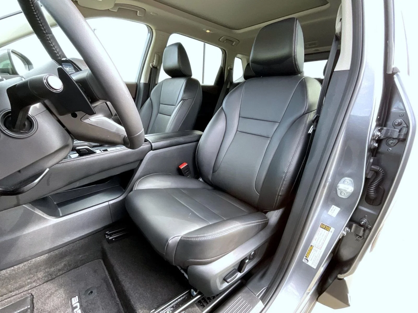 Used 2023 Gray Nissan SL image 10