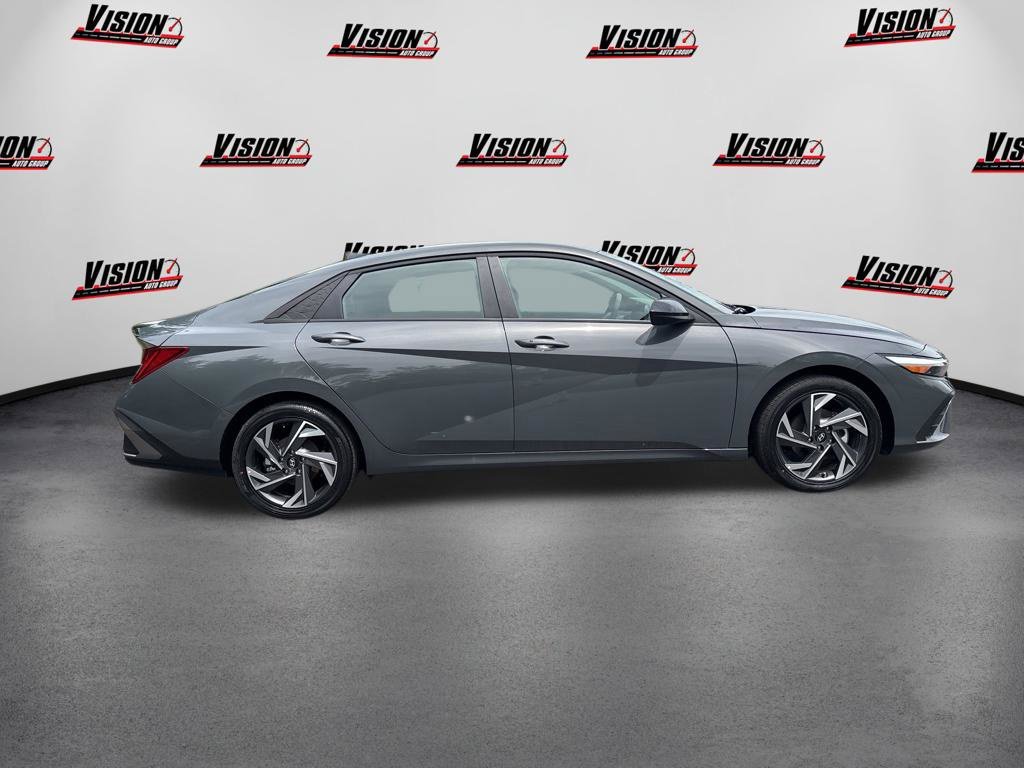Used 2025 Gray Hyundai SEL Sport image 4