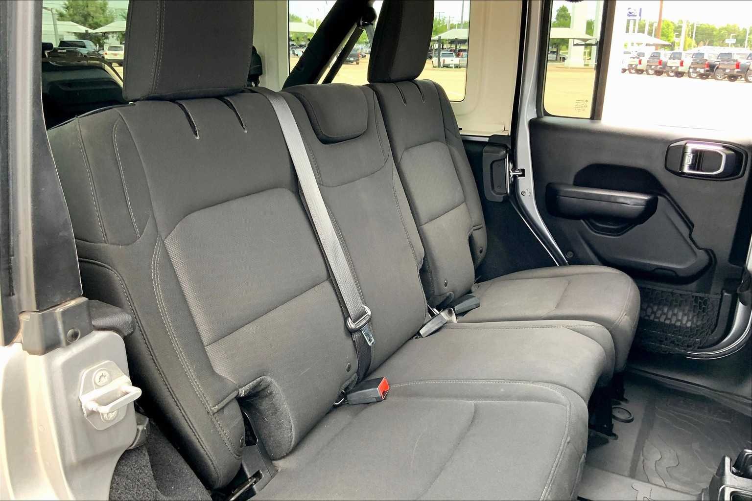 Used 2018 Billet Silver Metallic Clearcoat Jeep Sport S image 19