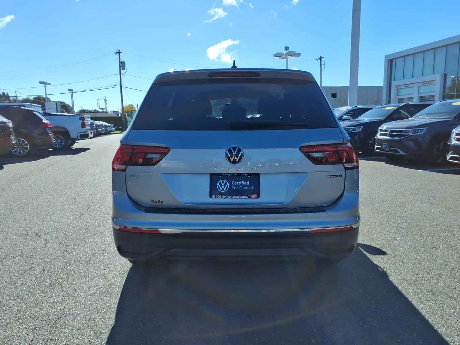 Certified Used 2024 Pyrite Silver Metallic Volkswagen SE image 6
