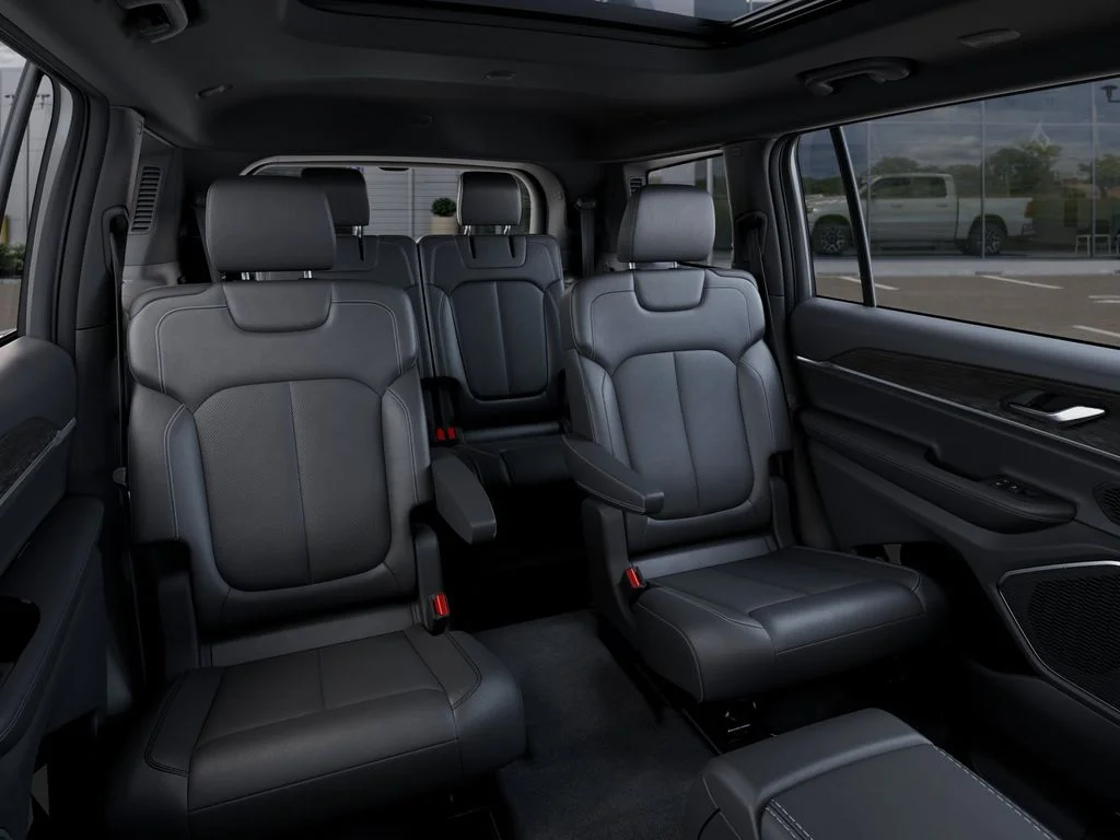 New 2026 Silver Zynith Exterior Paint Jeep Limited Reserve image 17