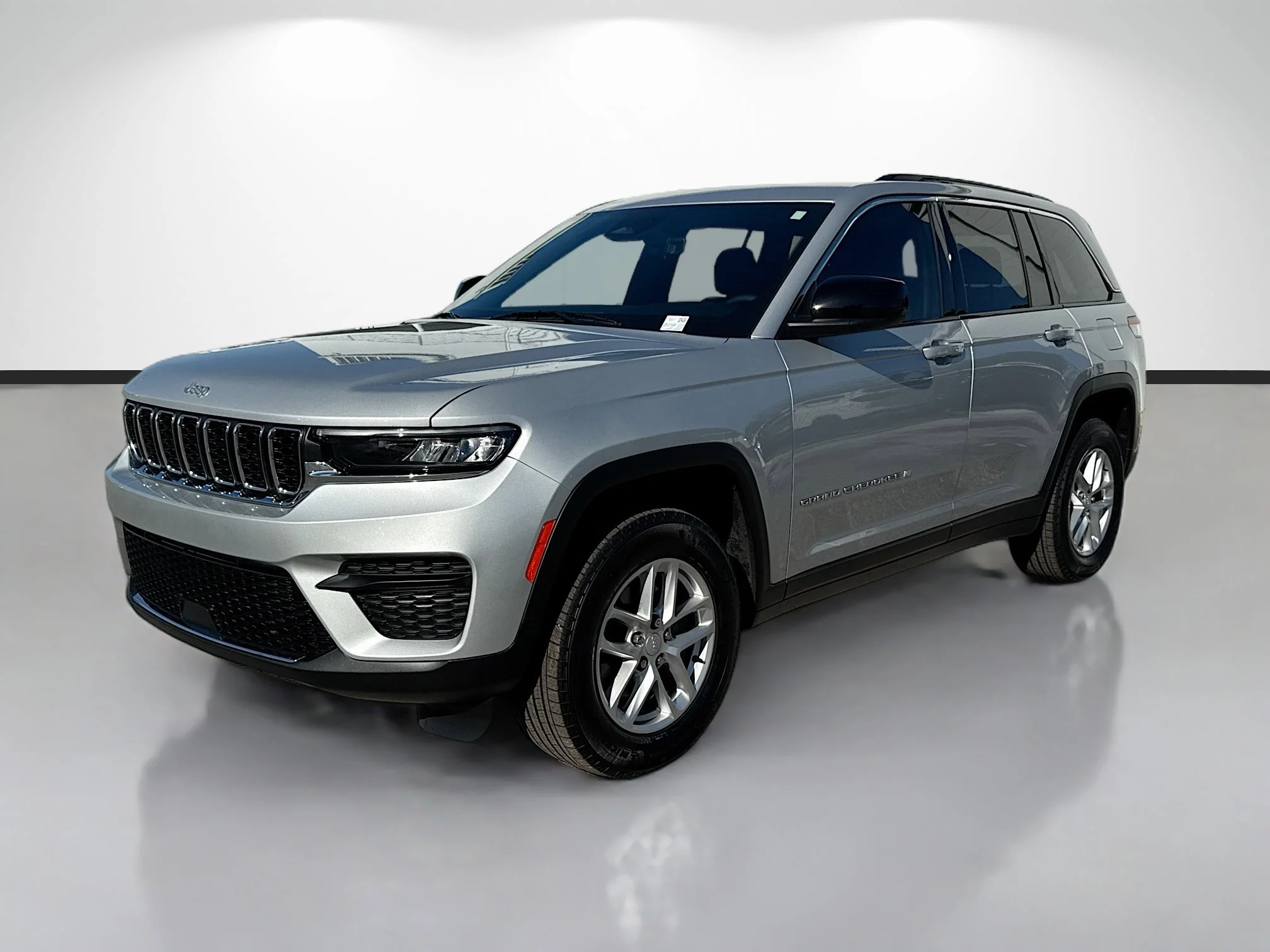 Used 2025 Silver Zynith Jeep Laredo X image 7
