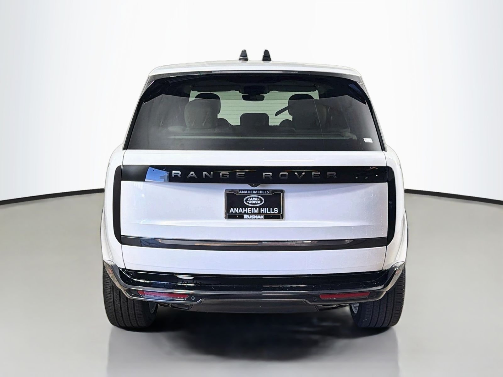 New 2026 Ostuni Pearl White Land Rover SE image 4