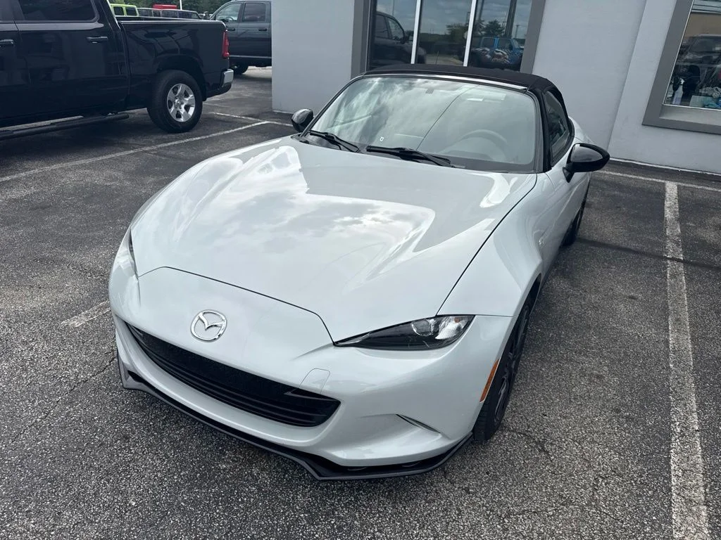 Used 2016 White Mazda Club image 13