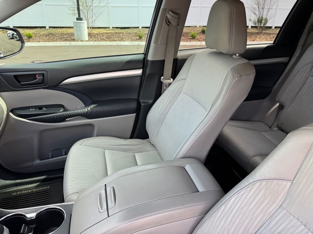 Used 2014 Silver Toyota LE Plus V6 image 7