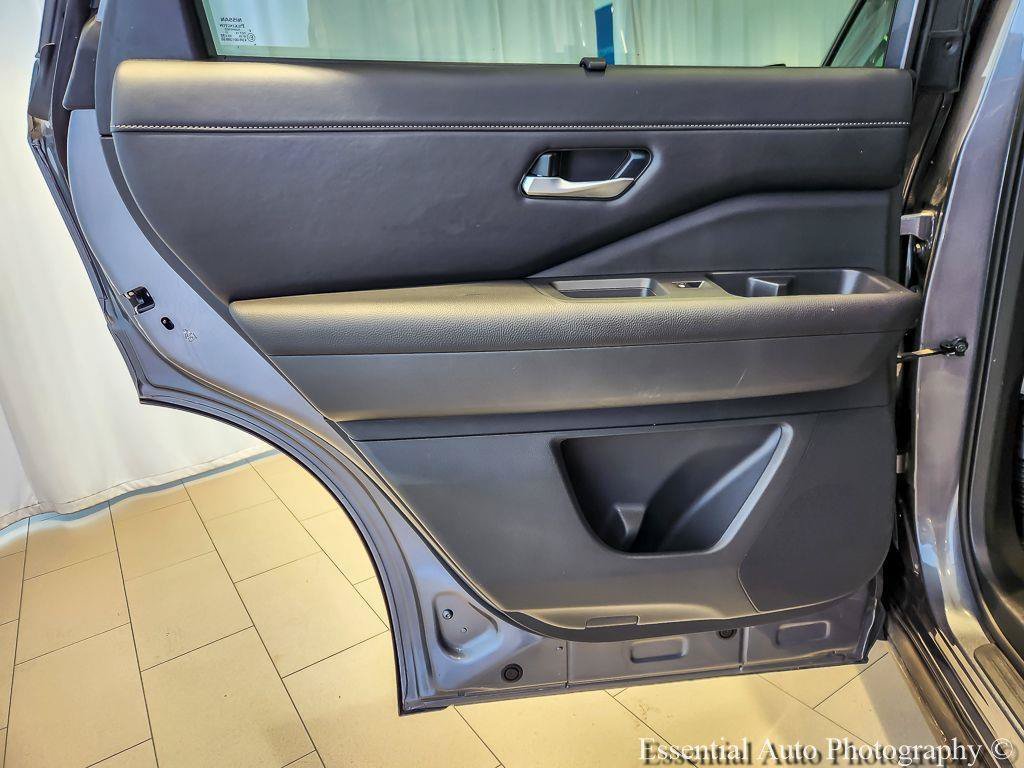 Used 2025 Gun Metallic Nissan SL image 18