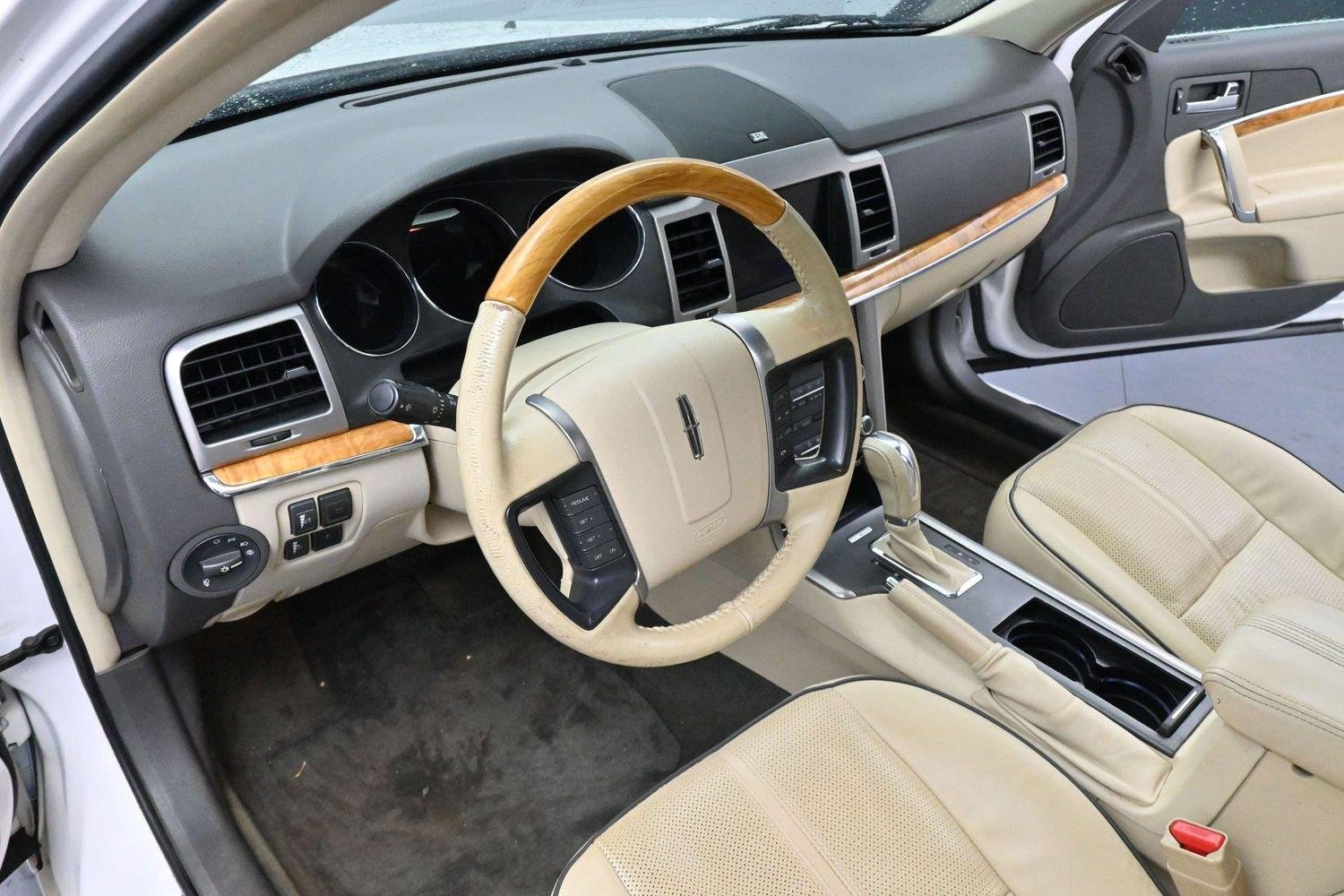 Used 2012 White Platinum Metallic Tricoat Lincoln 4dr Sdn FWD image 16