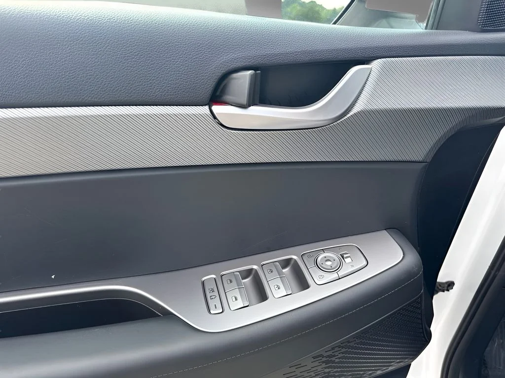 Used 2025 White Hyundai SEL image 18