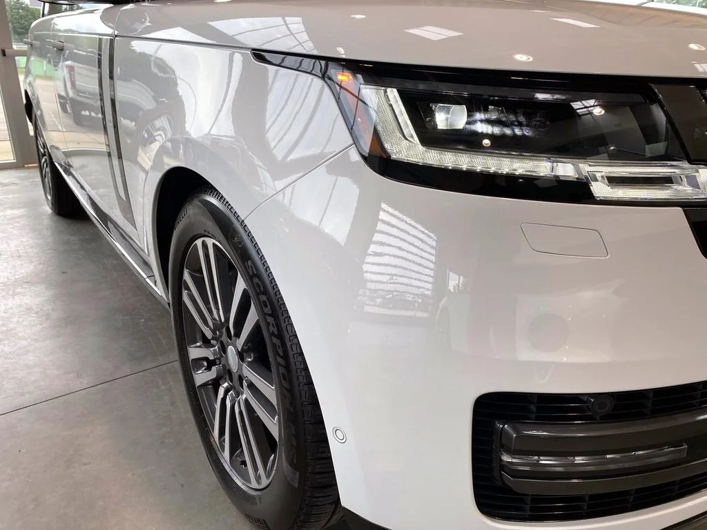 Used 2025  Land Rover SE image 34