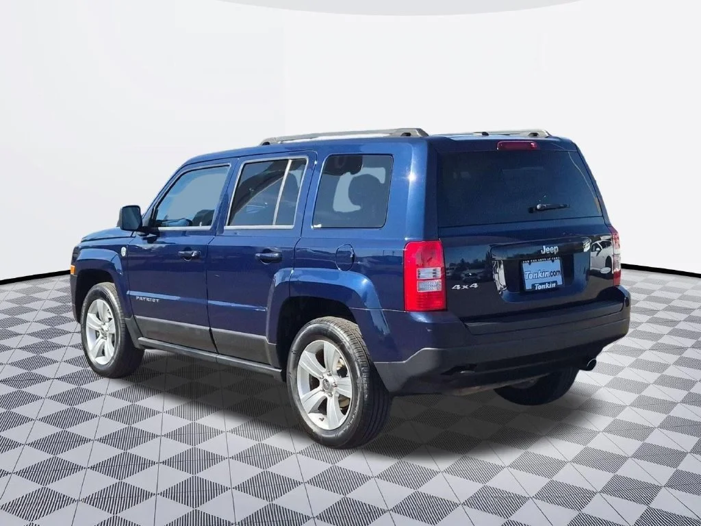 Used 2012 True Blue Pearlcoat Jeep Latitude image 4