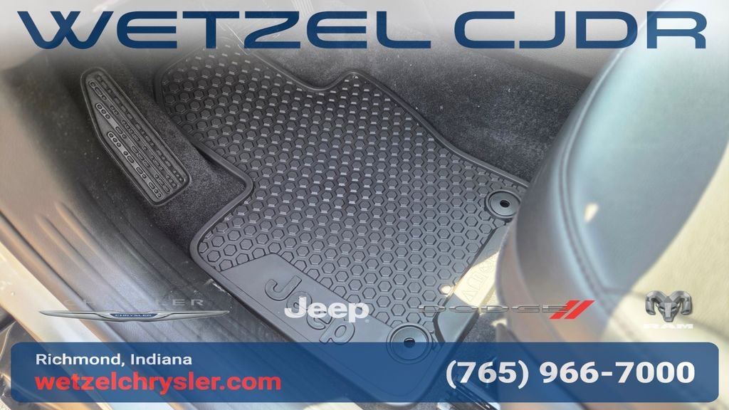 New 2026 Silver Zynith Metallic Clearcoat Jeep Latitude image 14