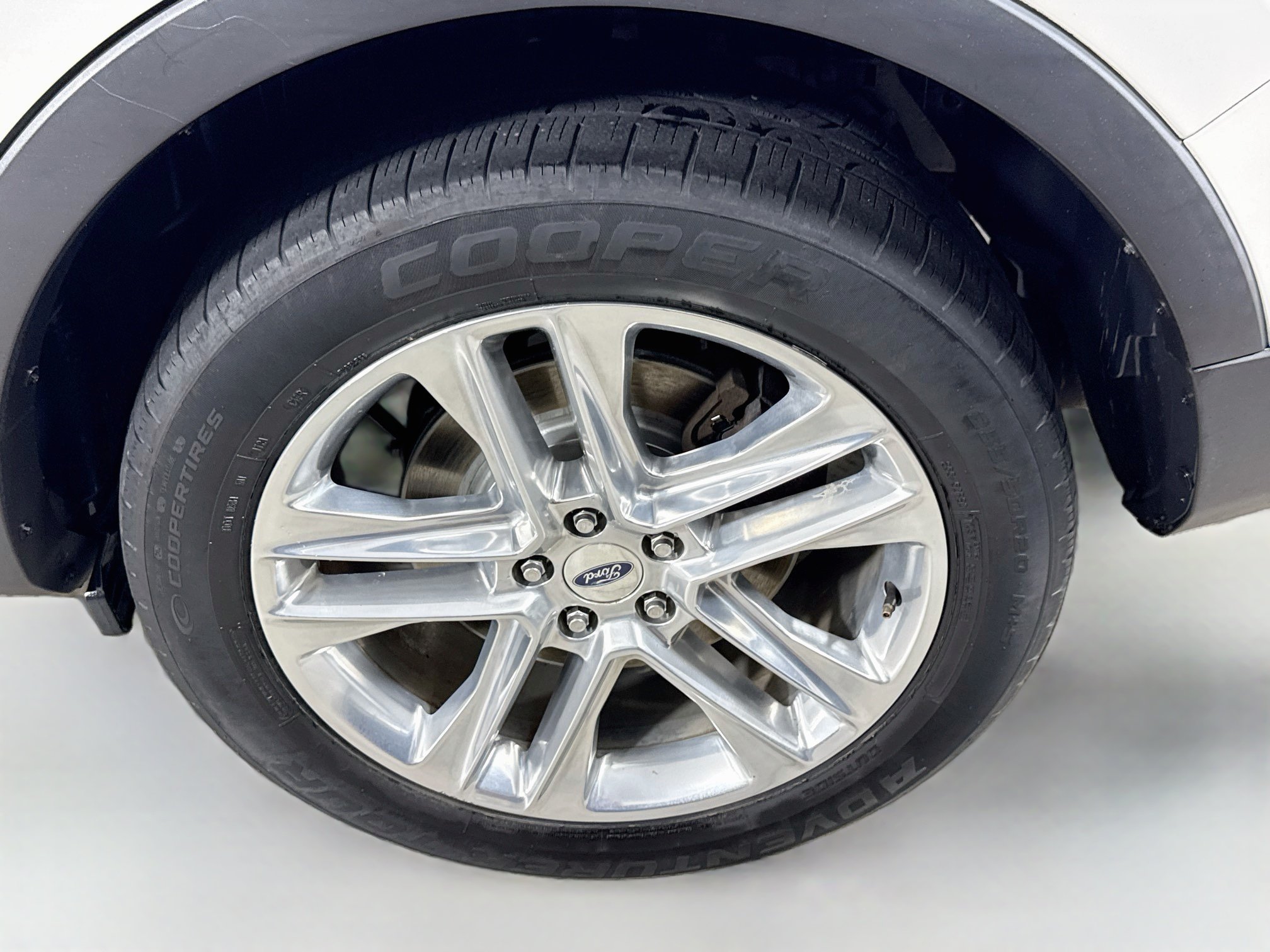 Used 2016 White Platinum Metallic Tri-Coat Ford XLT image 30
