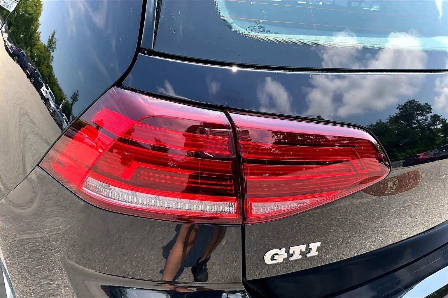 Used 2018 Deep Black Pearl Metallic Volkswagen S image 28