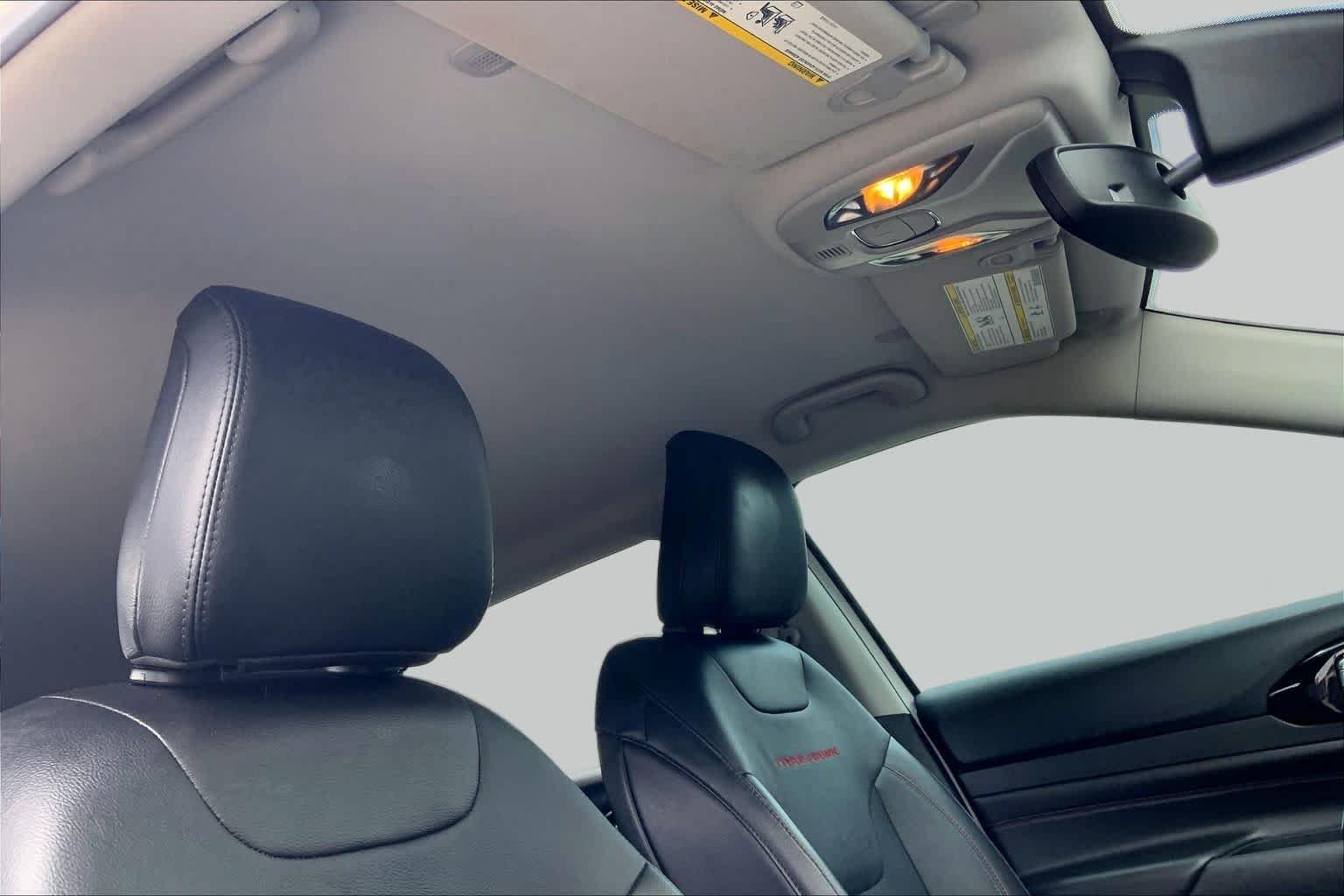 Used 2022 Bright White Clearcoat Jeep Trailhawk image 14