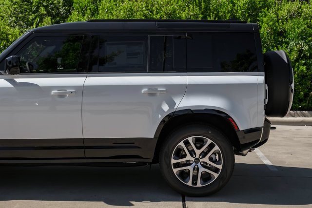 New 2026 Fuji White Land Rover X-Dynamic SE image 19