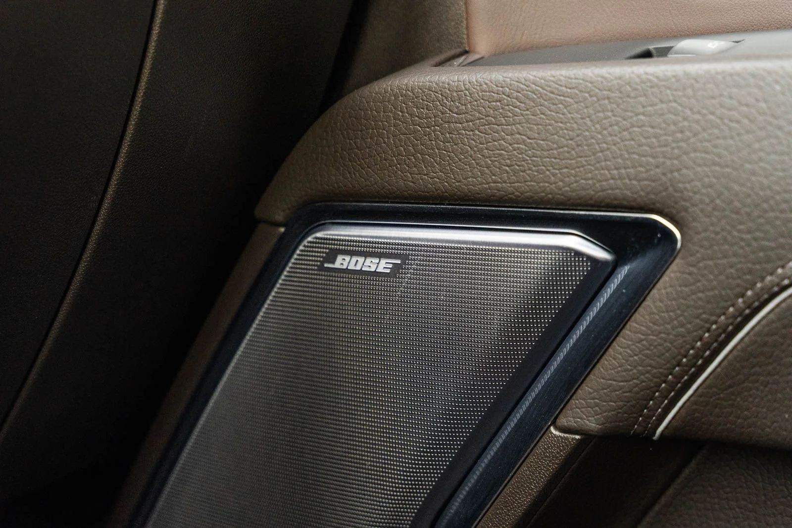 Used 2024 White GMC Denali image 32