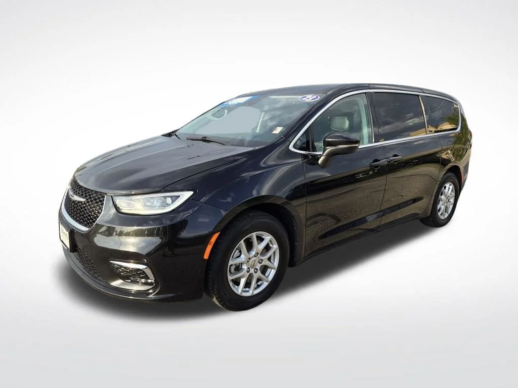 Used 2023 Black Chrysler Touring L image 7