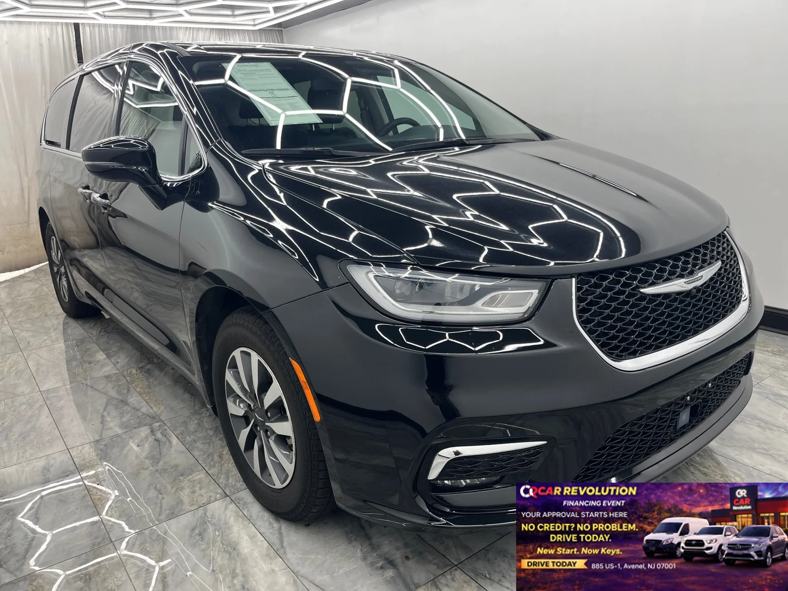 Used 2024 Brilliant Black Crystal Pearlcoat Chrysler Hybrid Select image 1