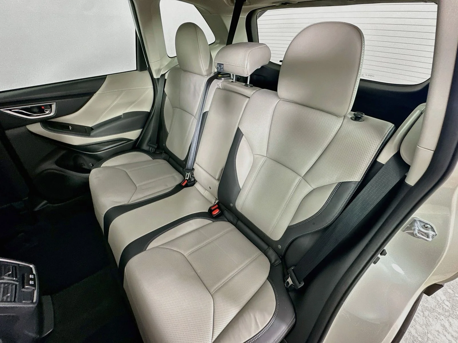 Used 2024 White Subaru  image 36